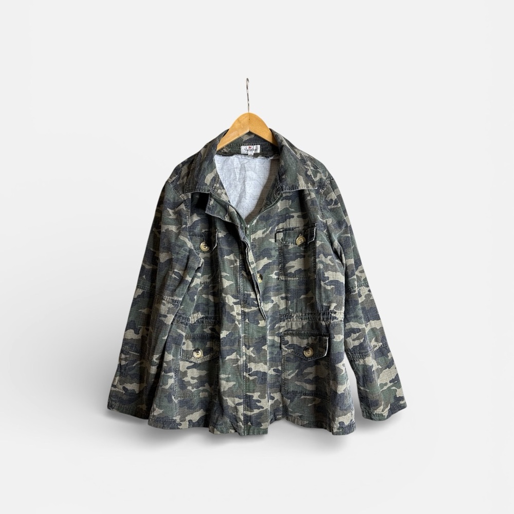 Women’s camouflage utility-style jacket with button and zipper front. 2XL
